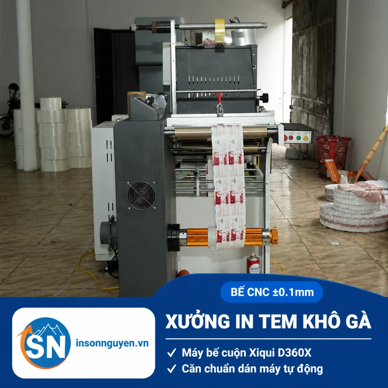 máy bế cuộn CNC Xiqui D360X sản xuất tem nhãn khô gà lá chanh tại xưởng Sơn Nguyên
