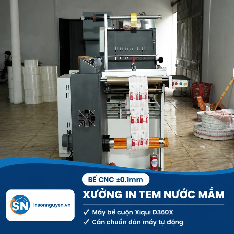 máy bế cuộn CNC Xiqui D360X sản xuất tem nhãn nước mắm tại xưởng Sơn Nguyên