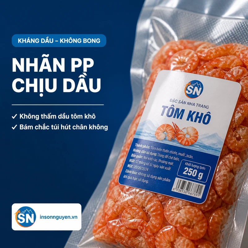 cận cảnh nhãn tôm khô in sắc nét trên decal PP chịu dầu bám chắc túi hút chân không