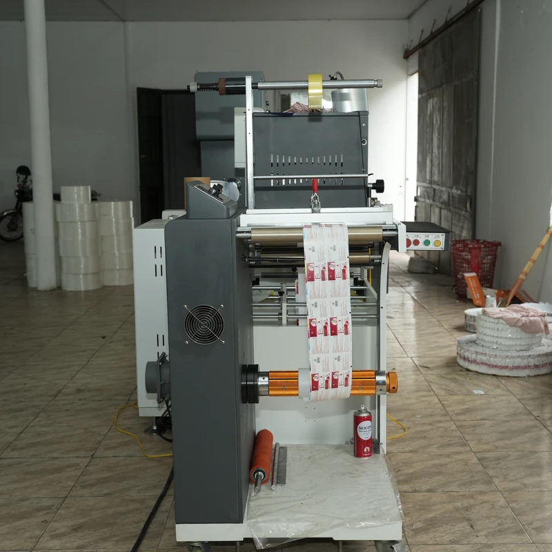 máy bế cuộn Xiqui D360X sản xuất tem sữa chua tại xưởng Sơn Nguyên