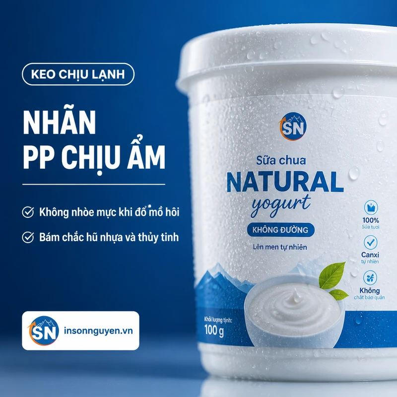 cận cảnh tem nhãn sữa chua in sắc nét trên decal PP chịu ẩm lạnh không bong mép